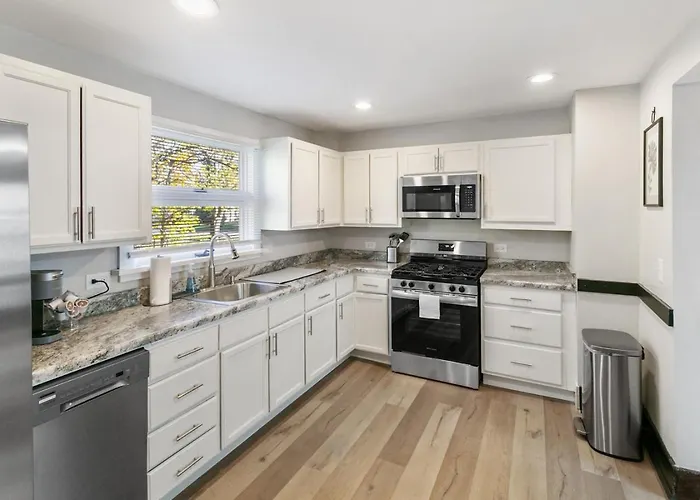 Charming 2 Bedroom Steps To Downtown Near Naval Base Libertyville