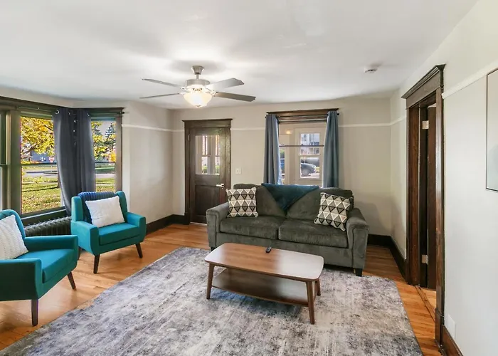 Charming 2 Bedroom Steps To Downtown Near Naval Base *