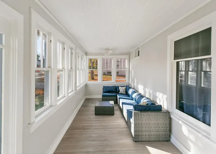 Charming 2 Bedroom Steps To Downtown Near Naval Base Libertyville