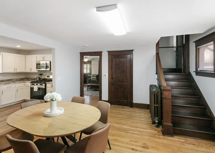 Charming 2 Bedroom Steps To Downtown Near Naval Base Apartamento