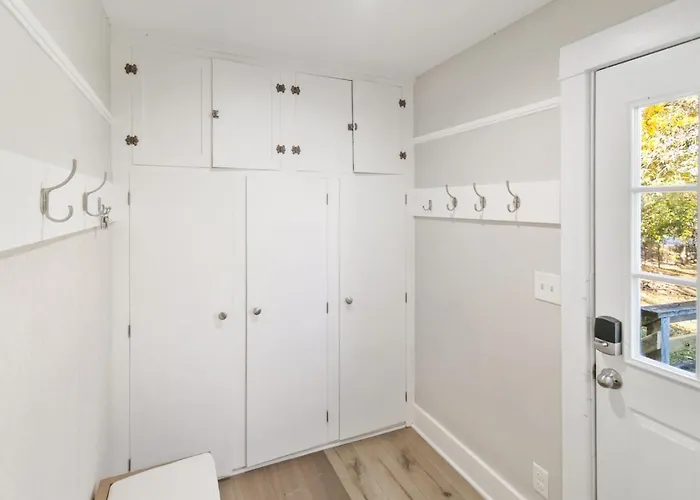 Charming 2 Bedroom Steps To Downtown Near Naval Base *