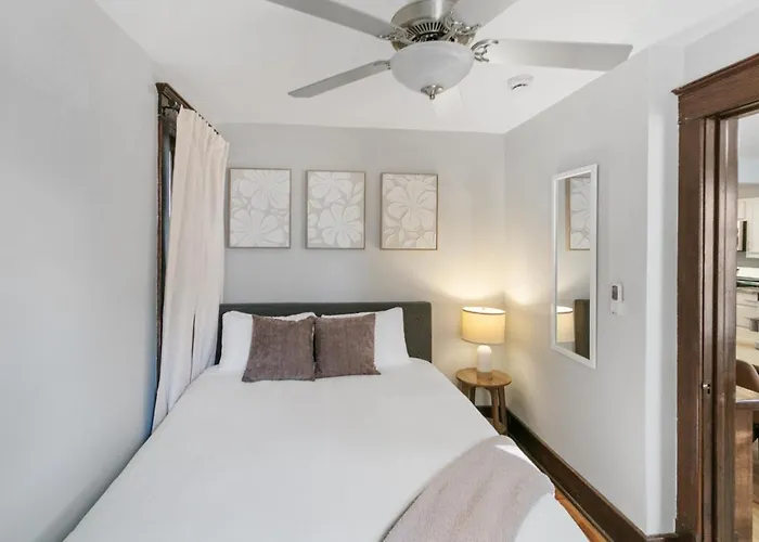 Charming 2 Bedroom Steps To Downtown Near Naval Base Libertyville