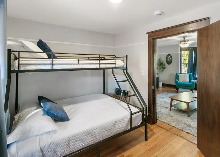 Charming 2 Bedroom Steps To Downtown Near Naval Base *