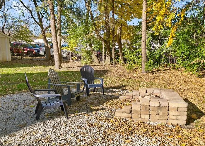 Charming 2 Bedroom Steps To Downtown Near Naval Base *