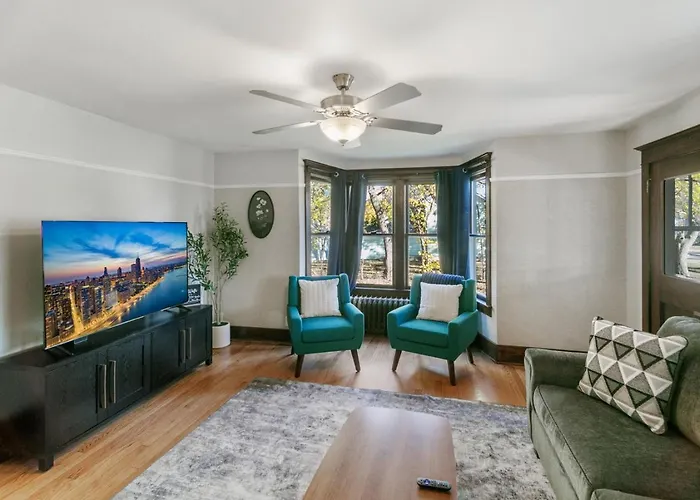 Charming 2 Bedroom Steps To Downtown Near Naval Base