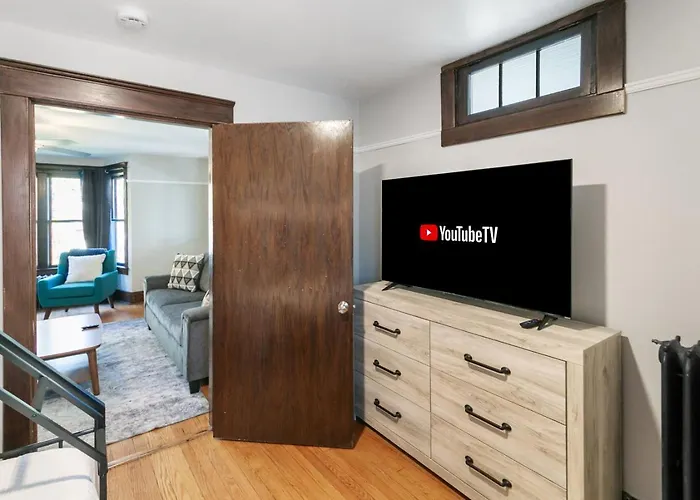 Charming 2 Bedroom Steps To Downtown Near Naval Base Apartamento